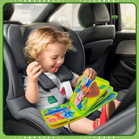un garcon lit son livre enfant 3 ans en voiture