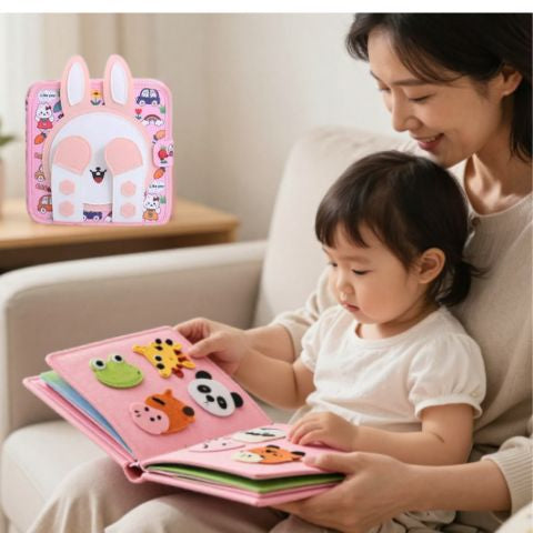 une mamie et sa petite fille lisent calmement et tendrement le livre enfant 3 ans lapin rose de Mamie-Book de Jeux-Focus