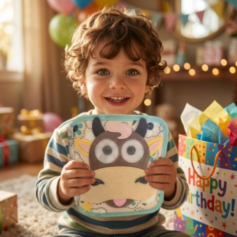 un garçon fier de son livre enfant 3 ans recu à son anniversaire Mamie-Book™ Madame la Vache