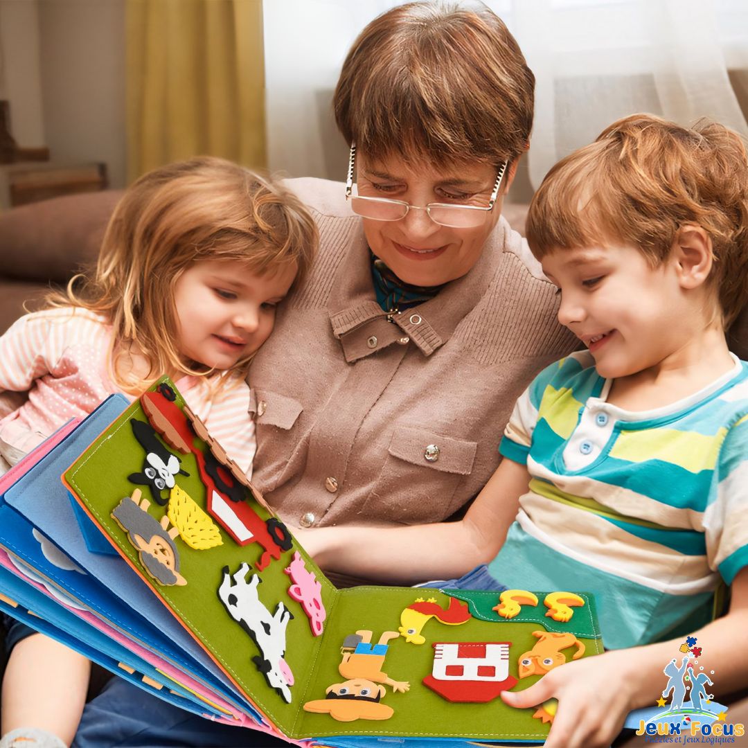 une grand-mère avec ses 2 petits enfants leur lit son livre enfant 3 ans qu'elle leur offre pour leur développement