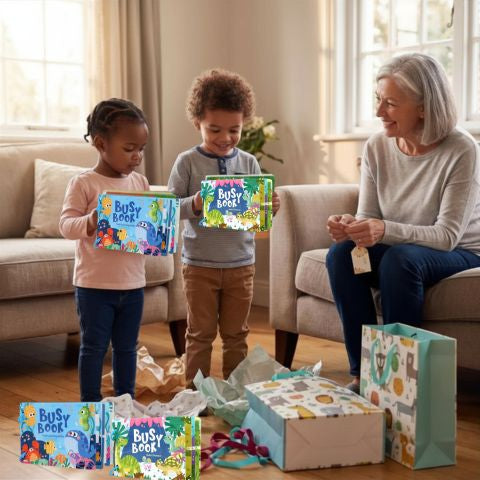 2 enfants viennent de recevoir en cadeaux des livres pour enfant Montessori