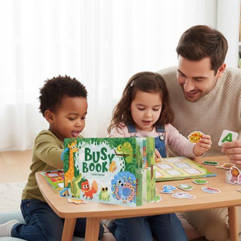le père joue avec ses 2 enfants avec leurs livres pour enfant busy book