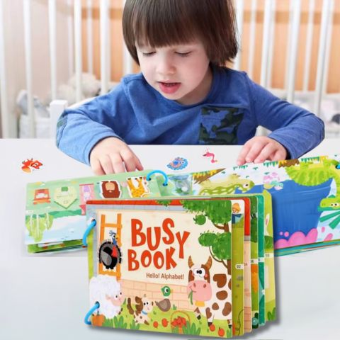 une gamin avec ses livres pour enfant est concentré seul  sans dranger