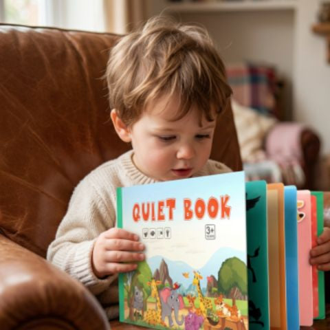 un bambin regarde ses livres pour enfant interactifs 