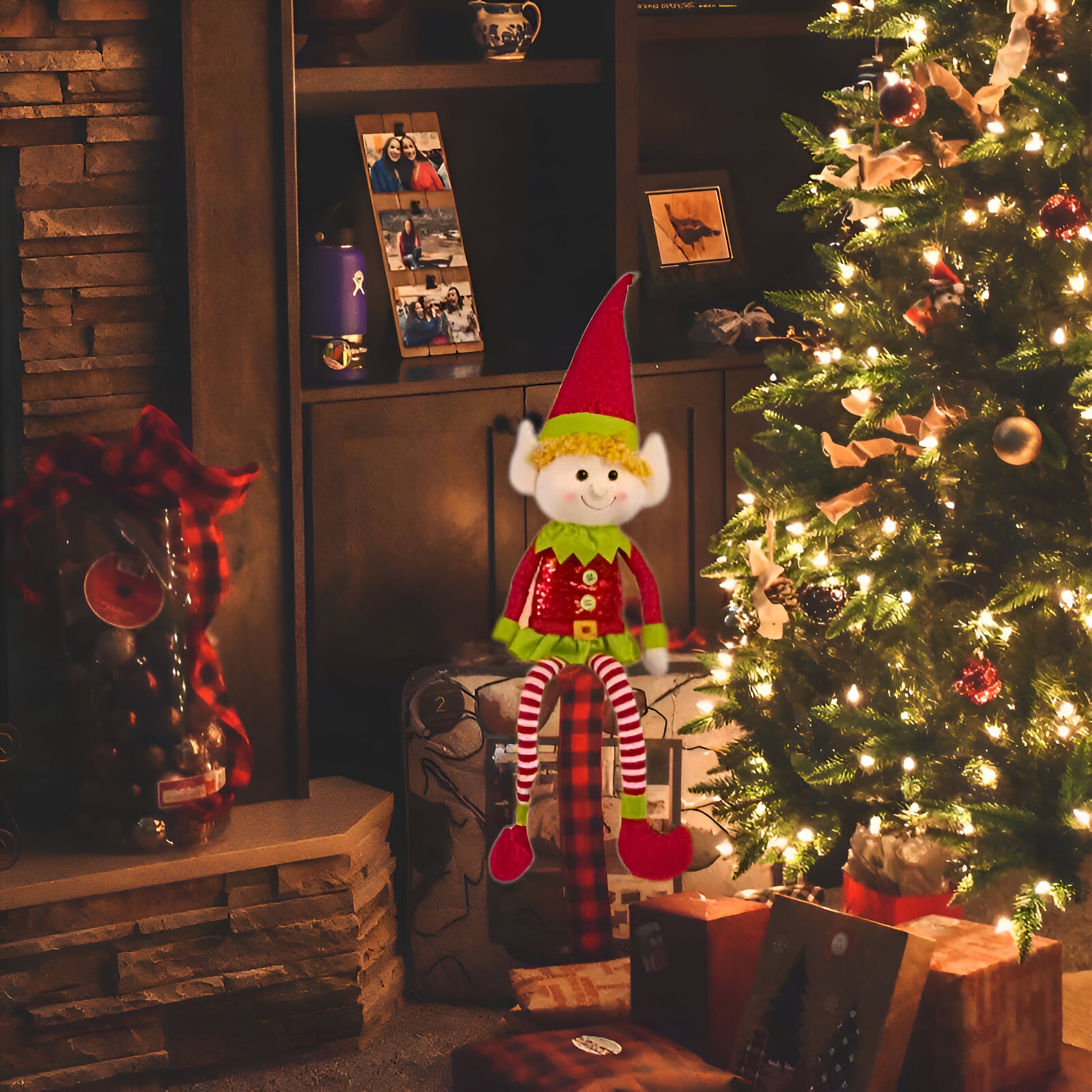 dans un beau décor de Noël un sapin lumineux brillant éclaire notre lutin farceur qui fouille dans les cadeaux