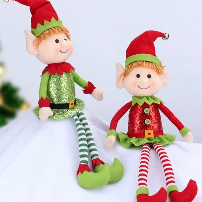 deux jolis lutin farceur mignon un vert et un rouge glisse sur les fesses dans la belle neige blanche de Noël