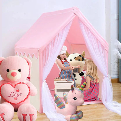 2 jeune fille de 5 ans jouent dans leur maisonnette enfant et s'inventent de belles histoires