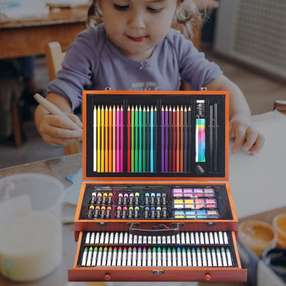 une fillette de 3 ans  qui dessine et peinture gace a sa malette dessin