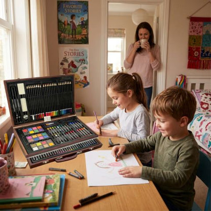 une mère admire ses 2 enfants calmes et concentrés à créer avec la malette dessin reçu du Père Noël