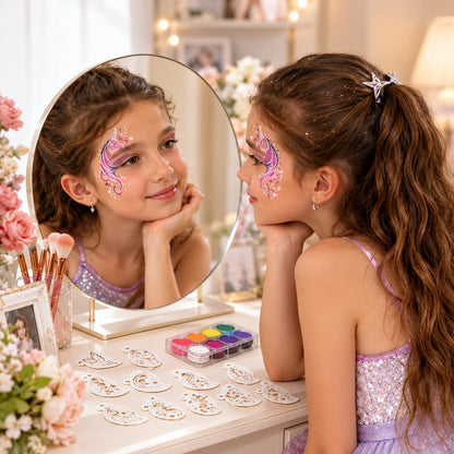 jeune fille admire son maquillage enfant de licorne sur sa joue fait avec ces pochoirs maquillage