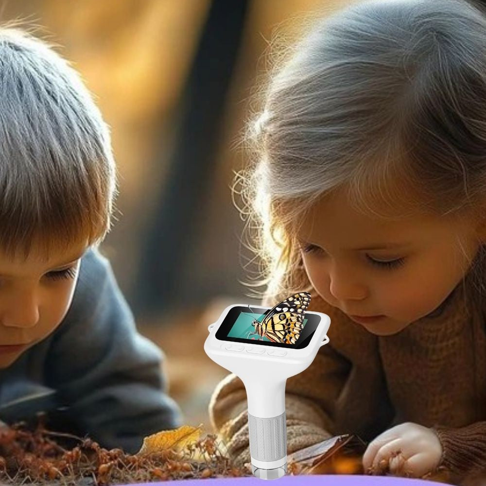 enfant de 5 ans explore avec un microscope electronique blanc a grand écran