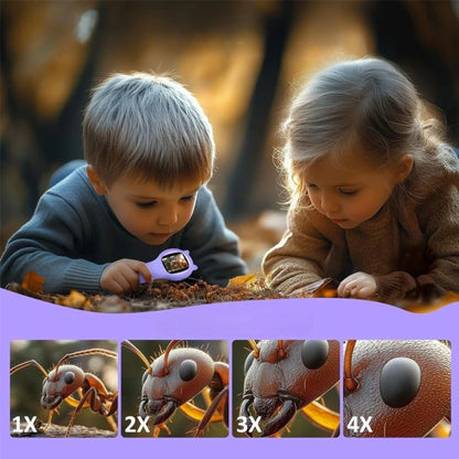 Deux petits enfants explorent avec un microscope enfant électronique à main