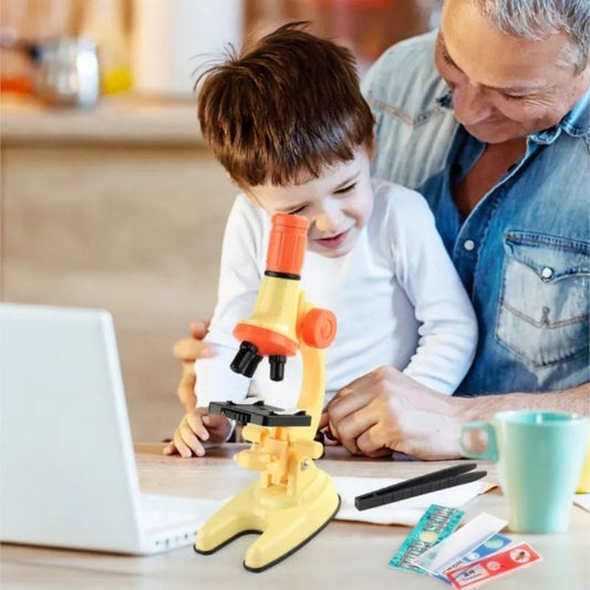 microscope optique poue enfant partage bon moment avec son grand-père