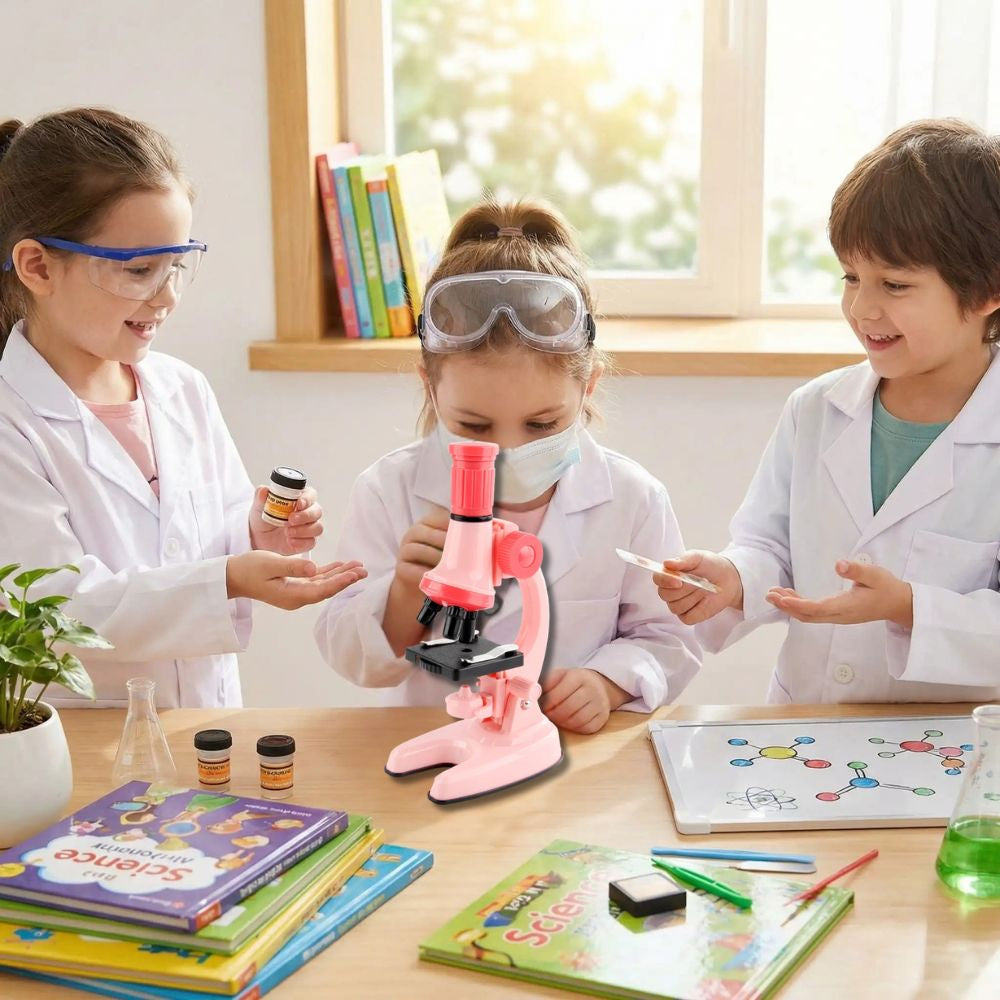 3 enfants jouent à faire semblant d'être des scientifiques avec le microscope optique rose