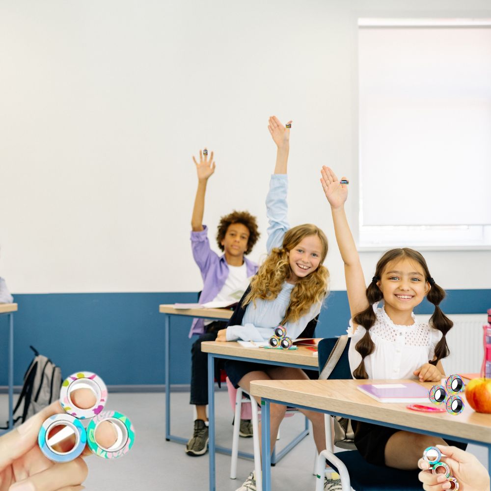 des adolescents utilisent un objet anti stress en classe