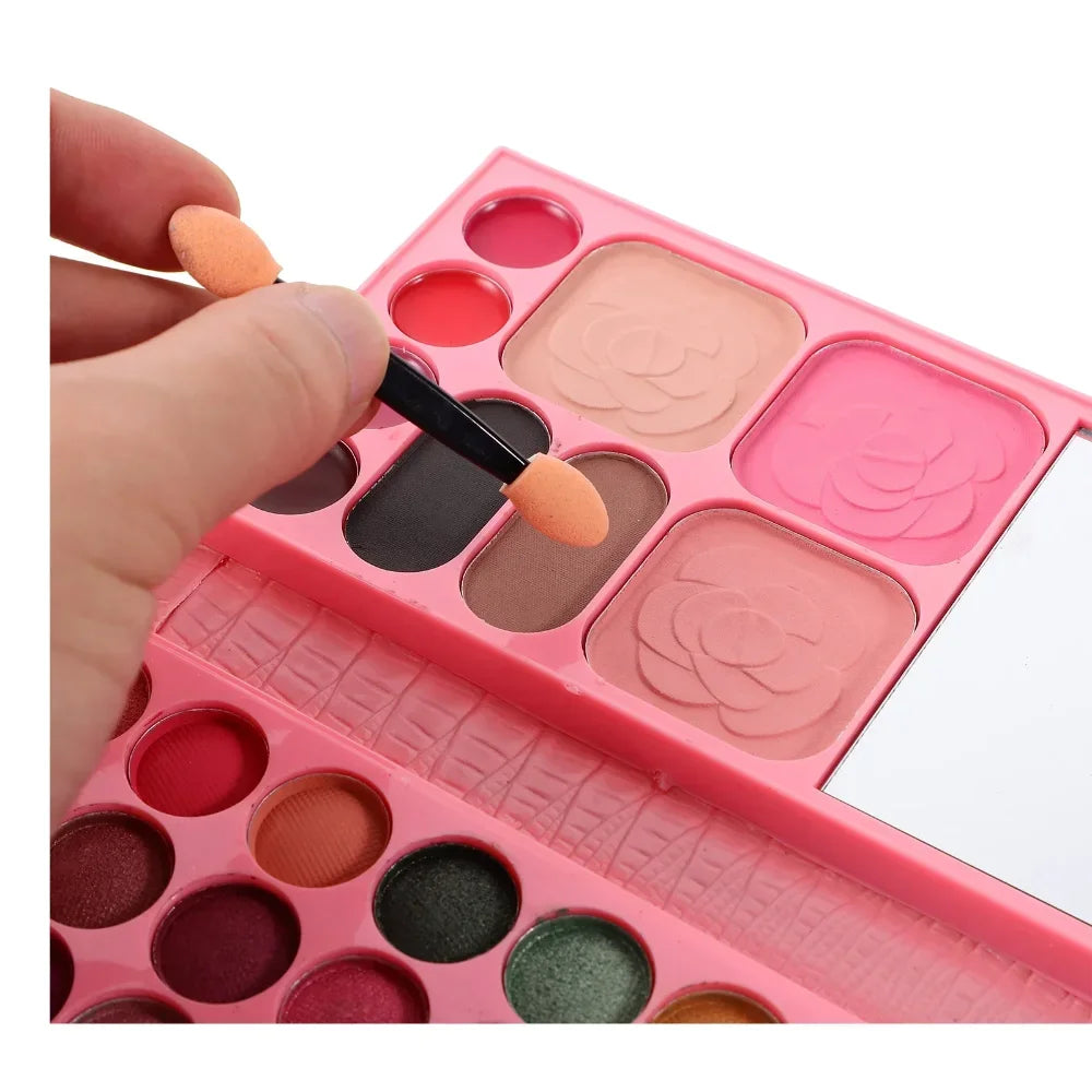 gros plan sur la qualité de la poudre de chaque palette maquillage enfant