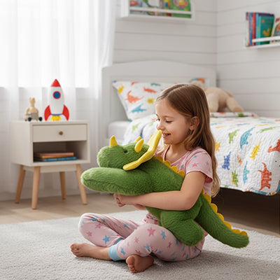 fillette caline sa peluche anti stress tricératop