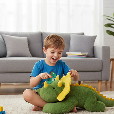 un garçon joue avec sa peluche anti stress dinosaure laux longs bras calins