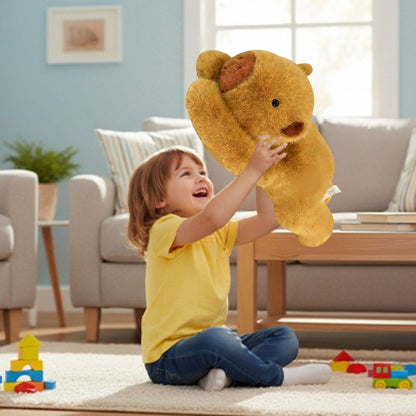 enfant heureuse avec sa peluche anti stress Lestée capybara
