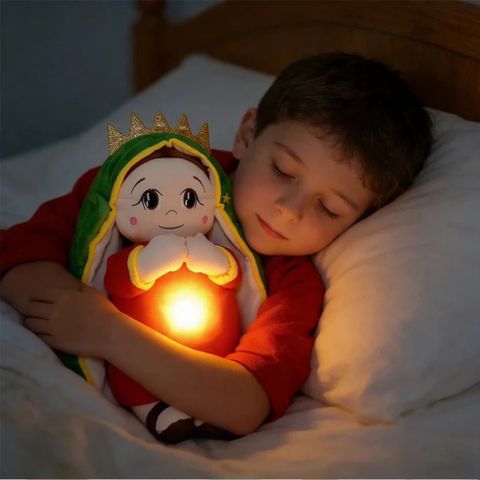 peluche anti stress de Marie blottie dans les bras d'un garçon de 5 ans, option veilleuse allumée