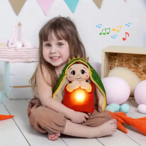 jolie petite fille avec sa peluche anti stress interactive de Marie dans ses bras