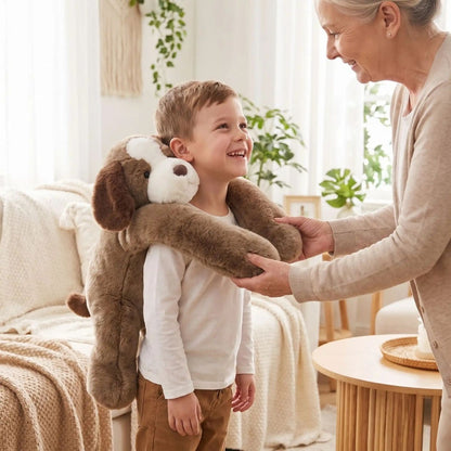 grand-mère donne à son petit fils une peluche anti stress aux 2 longues pattes lestées pour calmer  et rassurer l'enfant
