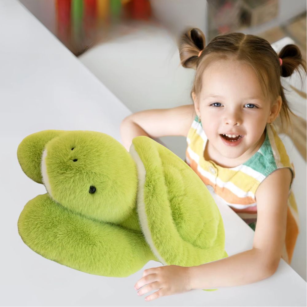 enfant se calme avec sa peluche anti stress lestée format coussin tortue