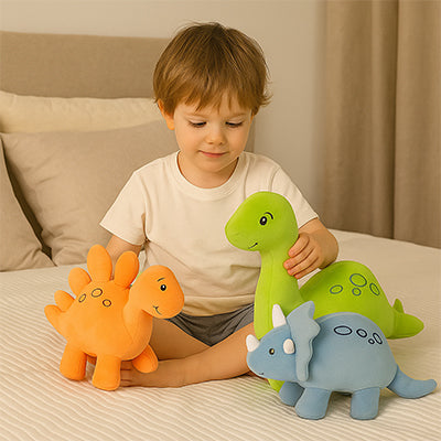 un gamin joue avec peluche dinosaure orange bleu et verte tailles petite, moyenne et grande