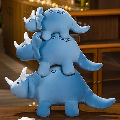 trois tailles offertes pour la peluche dinosaure triceratops bleue