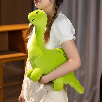 une adolescente se promène avec une peluche dinosaure sous le bras comme coussin ludique douceur