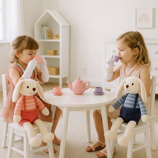deux enfants prennent le thé imaginaire avec leur peluche lapin