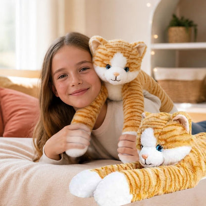 fillette joue avec ses  peluches lestees chatons jaunes dorés aux longues pattes  calineuses