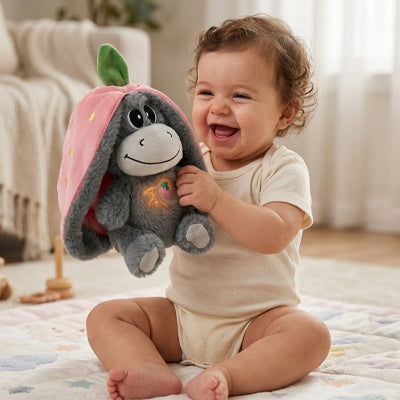 fille rigole avec sa peluche qui respire en âneFraise sa veilleuse de nuit