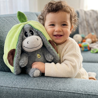 bébé joue avec sa peluche qui respire âne mignon transormable avocado
