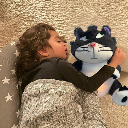 une fillette dort avec sa peluche qui respire chat gris 