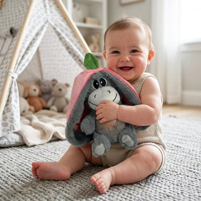 bébé réchauffe sa colie que sa peluche qui respire chaude sur son ventre