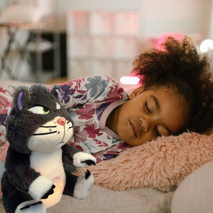 une belle jeune fille dort avec sa peluche qui respire, réconfort et calme anxiété