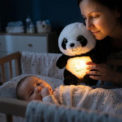 un mère rassure son bébé avec sa peluche qui respire panda qui allume et joue des berceuse