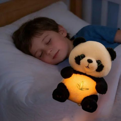 un garçon dort paisiblement avec sa peluche qui respire panda lumineux musicale