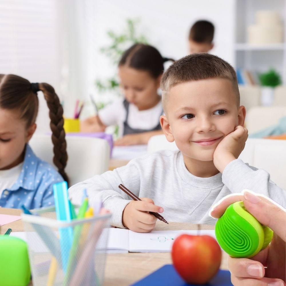 un enfant TDAH calme sa nervosité avec pierre anti stress dans sa main