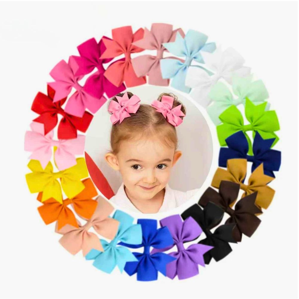 la fillette est fi`;ere de sa coiffure avec la ince à cheveux rose en forme de boucle 