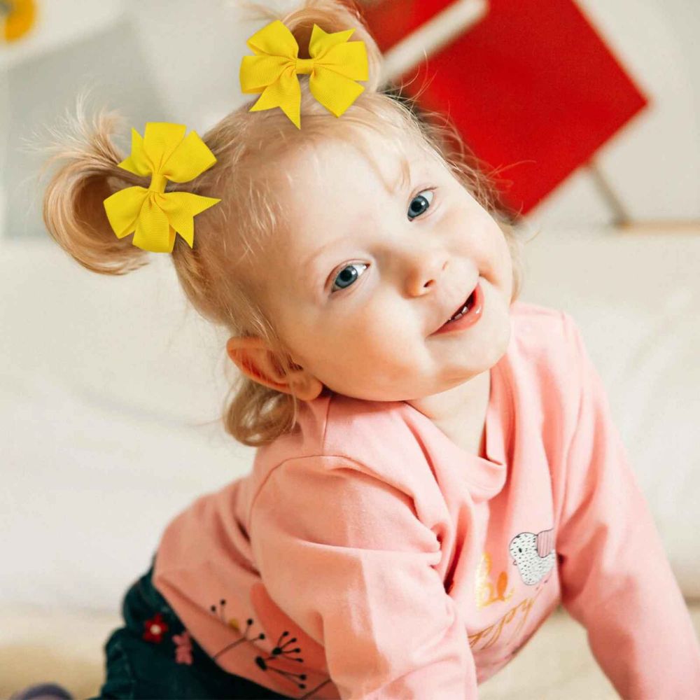 mini puce, jolie fillette de 18mois avec sa coiffure mignonne pince à cheveux en forme de boucle jaune