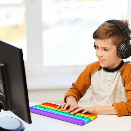 garcon pratique son doigté sur son clavier Pop it xxl