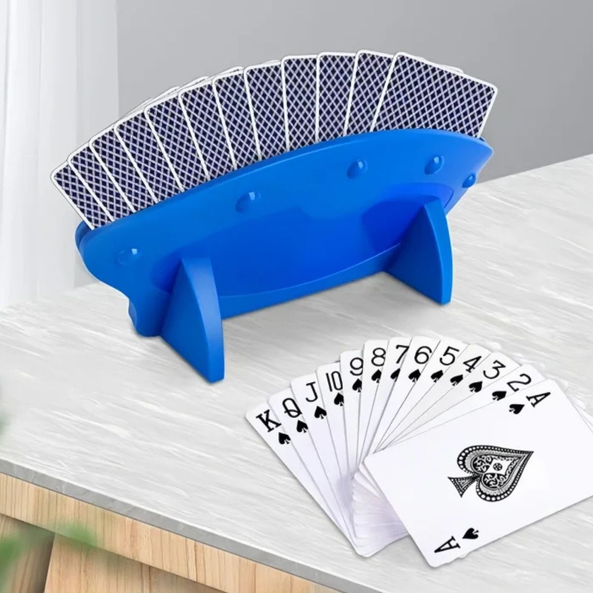 option bleu dans les porte cartes à jouer pour enfant qui jouent au 52 cartes à jouer 