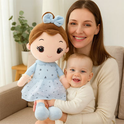 Une maman offre à son bébé une belle poupée fille en chiffon coussiné. Une poupée de chiffon moelleuse et confortable comme un coussin.