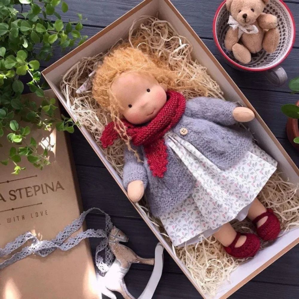 jolie poupee de chiffon en coton naturel de qualité waldorf pour fillette blonde