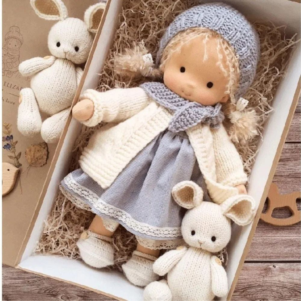 petite poupee de chiffon en coton naturel et laine doudou sensoriel