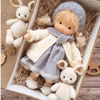 petite poupee de chiffon en coton naturel et laine doudou sensoriel
