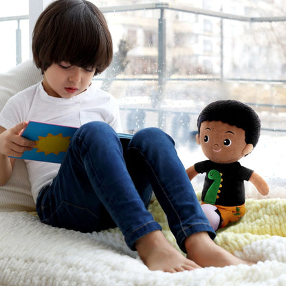 poupée de chiffon garçon noir, doudou en peluche bien rembourré, moelleuse modèle garçon cheveux noir peau bazanée