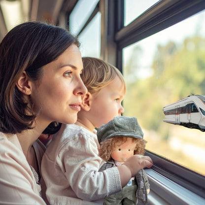 poupée de chiffon accompagne bébé dans le train comme son doudou garçon